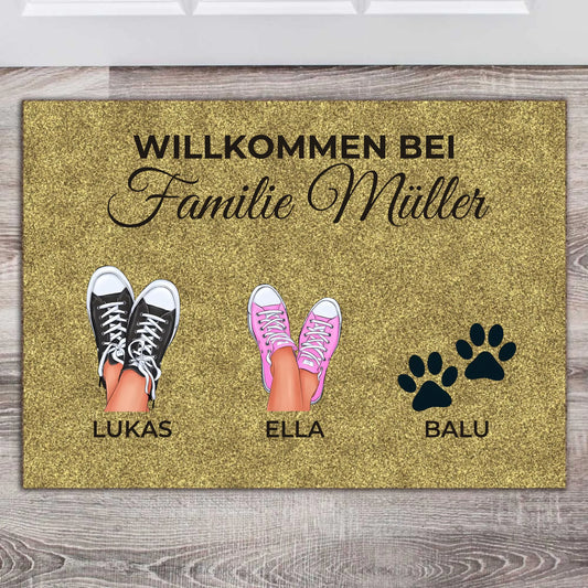Personalisierte Sneaker-Fußmatte „Willkommen bei Familie Müller“ mit Schuhen und Pfoten – Einzugsgeschenk für die Haustür