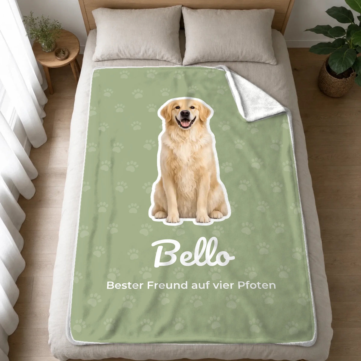 Personalisierte Haustier-Kuscheldecke mit Foto und Name auf dem Bett – Fleece 150x100 cm