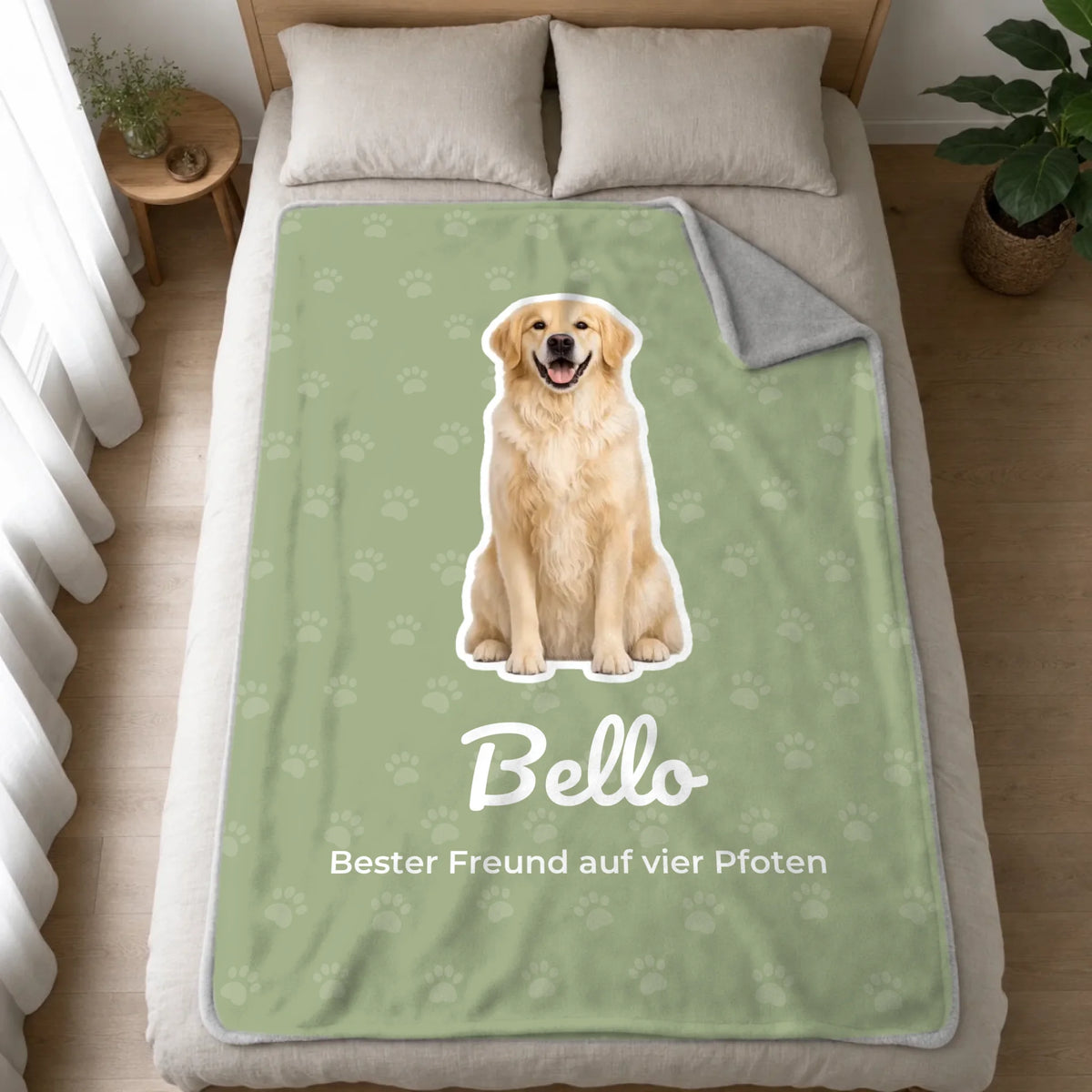 Personalisierte Haustier-Kuscheldecke mit Foto und Name auf dem Bett – Premium-Plüsch 100x70 cm