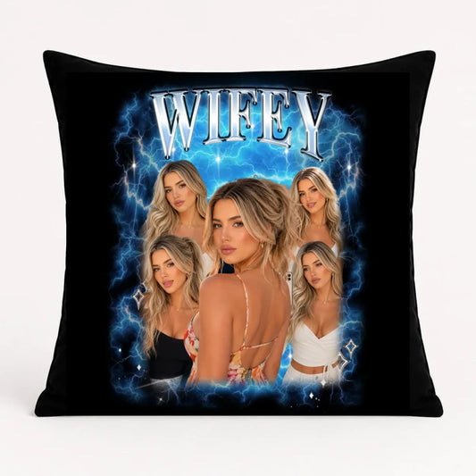 Schwarzes Kissen im Vintage-Bootleg-Stil mit WIFEY-Schriftzug, fünf Fotoporträts und blauen Blitzen.