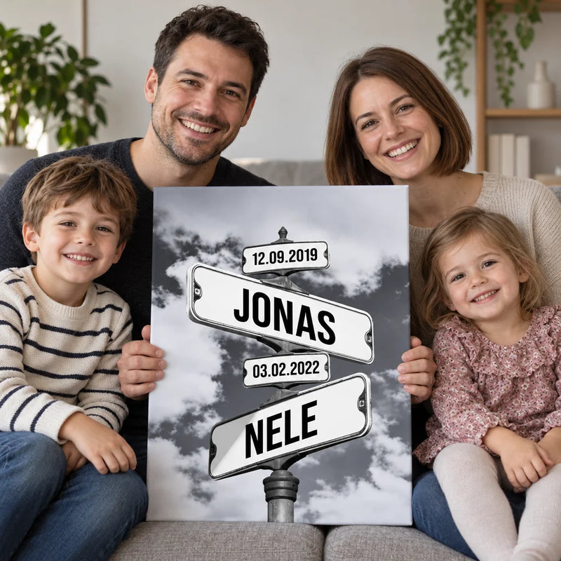 Familie hält personalisierte Straßenschild-Leinwand mit Kindernamen