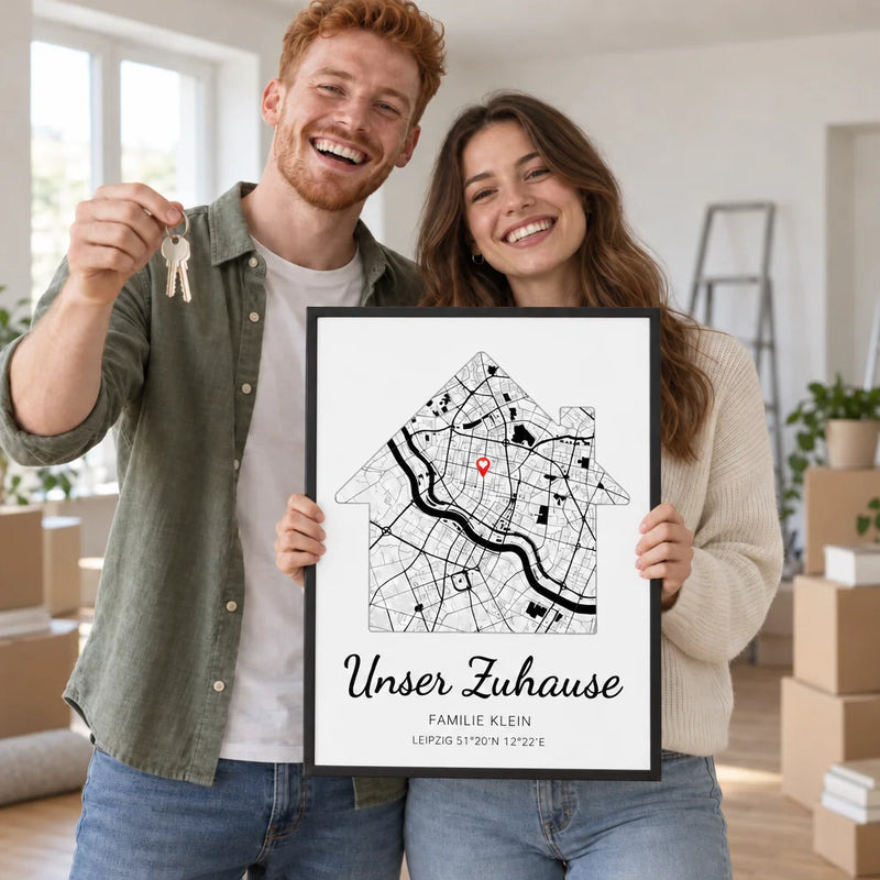 Paar mit Schlüssel hält personalisiertes Unser Zuhause Poster in der neuen Wohnung