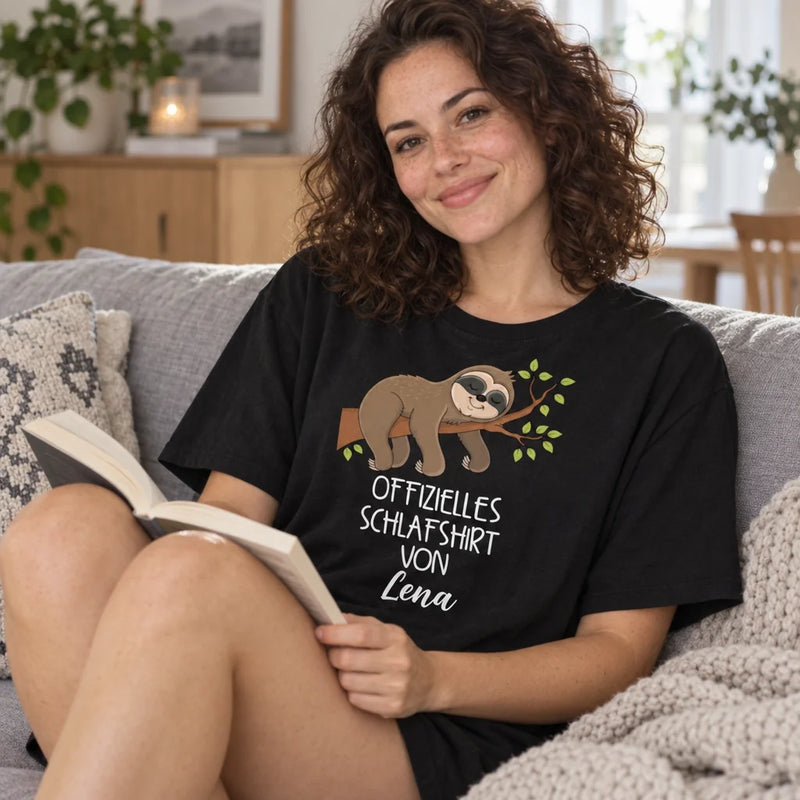 Faultier Schlafshirt personalisiert mit Namen – Frau liest auf dem Sofa