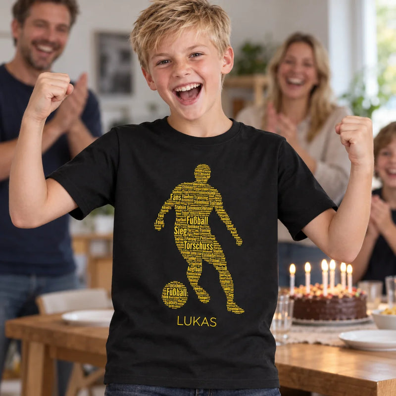 Kind jubelt im personalisierten Fußballstar-T-Shirt zum Geburtstag