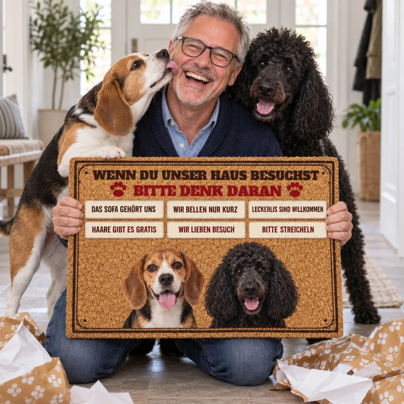 Mann hält personalisierte Hausregeln Hunde-Fußmatte