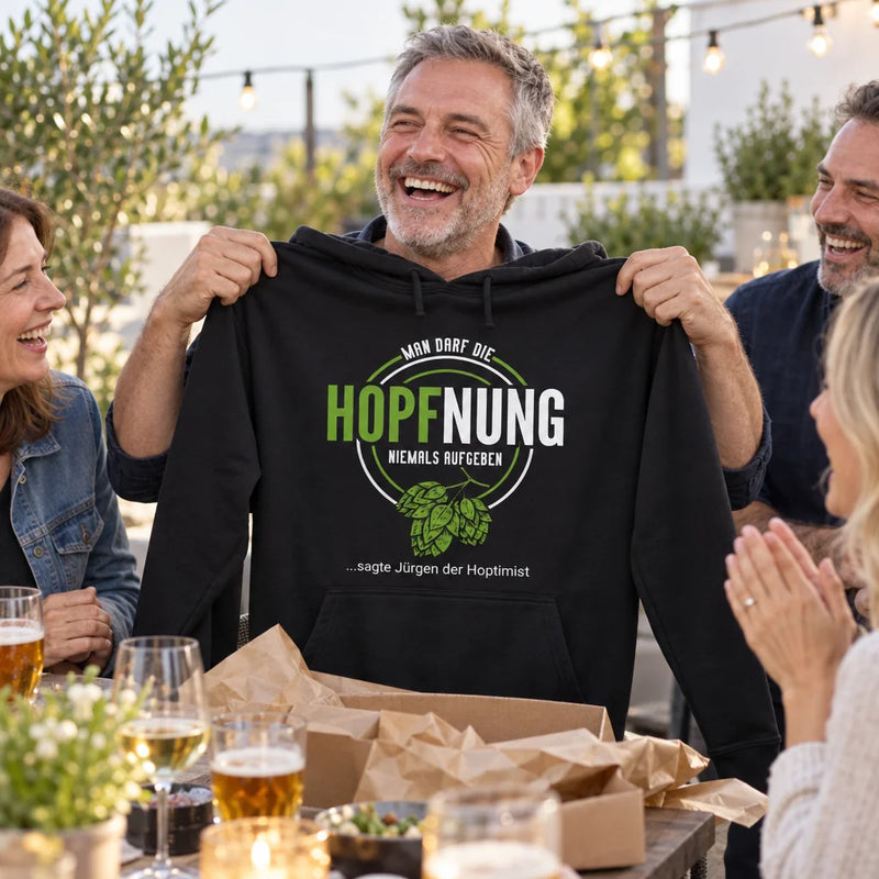 Mann im personalisierten Hopfnung Hoodie beim Geburtstag auf der Terrasse