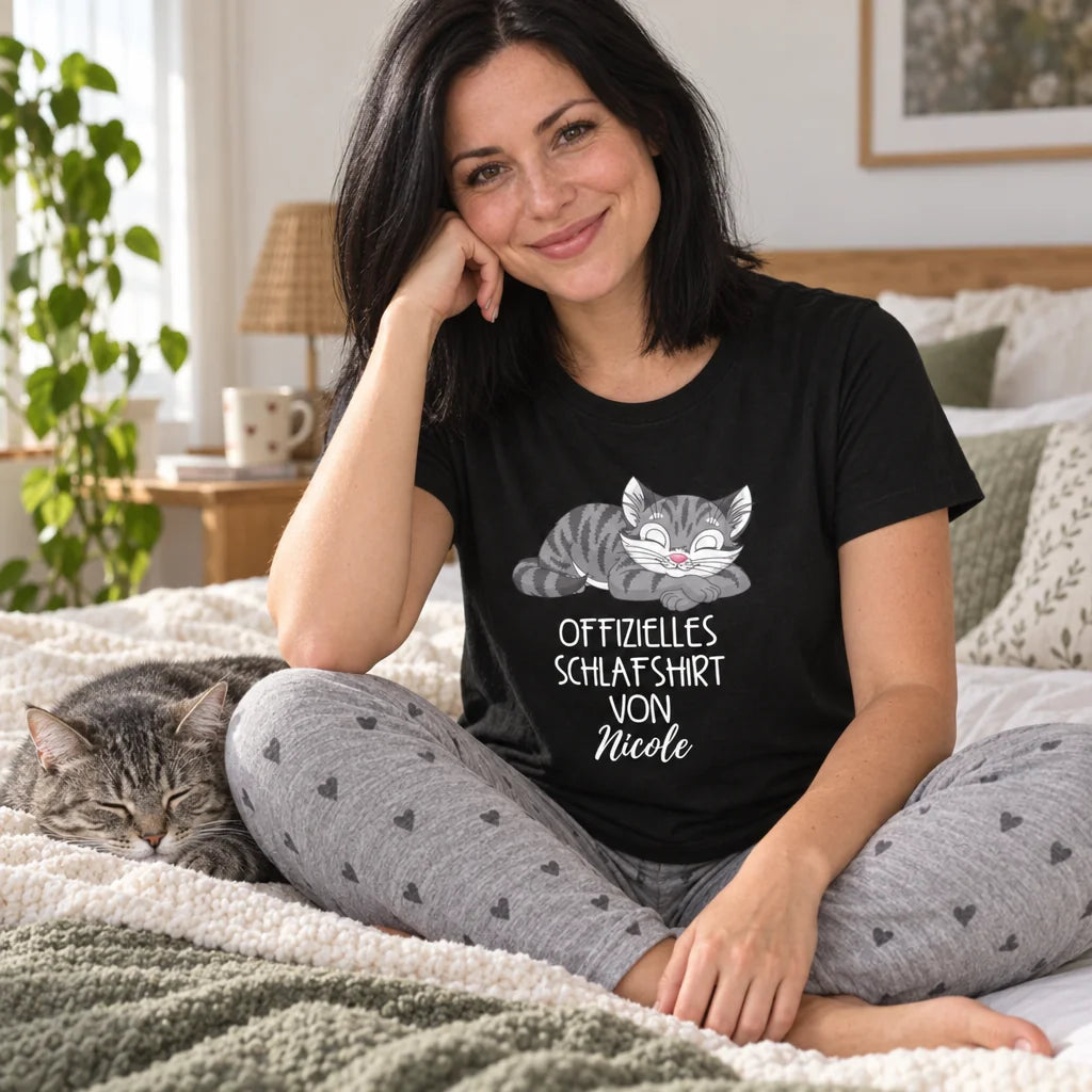 Frau im personalisierten Katzen-Schlafshirt mit Tigerkatze im Bett