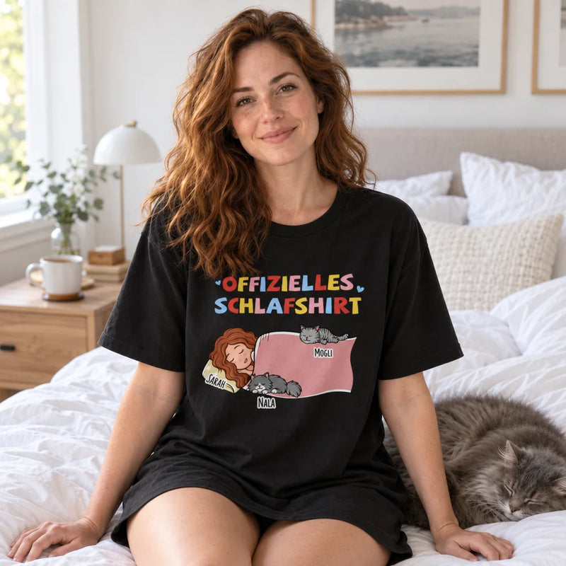 Katzenbesitzer Schlafshirt mit Namen und Katzen – Frau mit Katze auf dem Bett