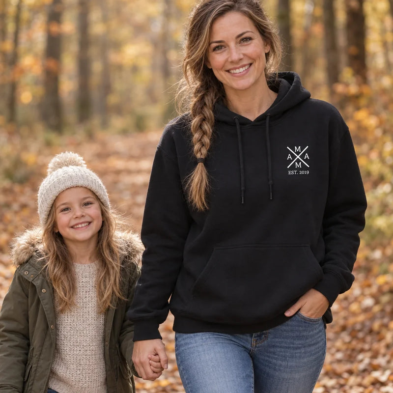Mama-Hoodie mit Monogramm und Jahr im Herbstwald mit Tochter