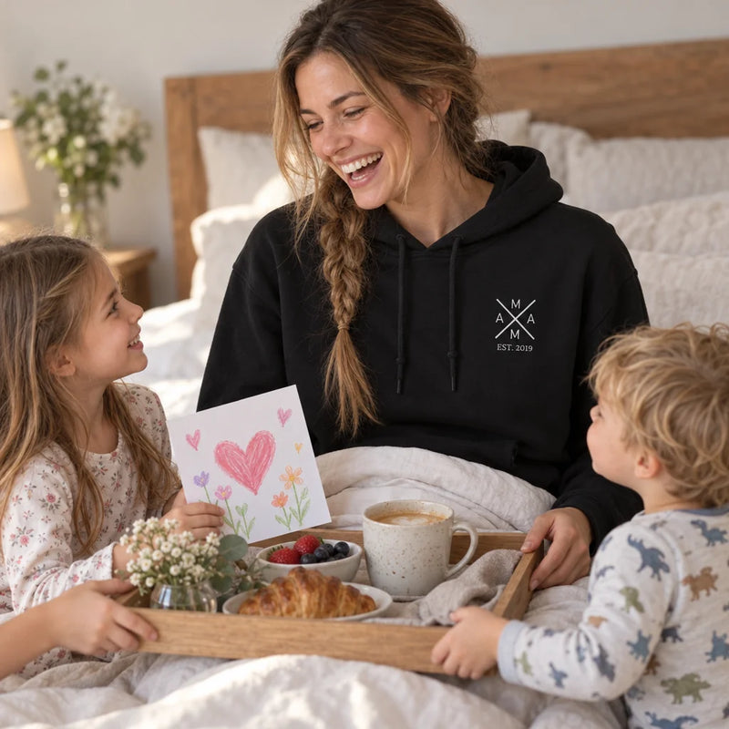 Mama im personalisierten Hoodie beim Frühstück im Bett