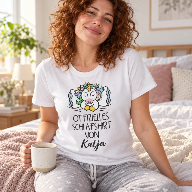 Frau im personalisierten Regenbogen Einhorn-Schlafshirt mit Kaffee