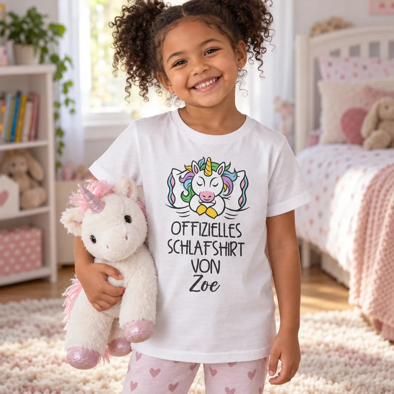 Mädchen im Regenbogen Einhorn-Schlafshirt mit Plüsch-Einhorn