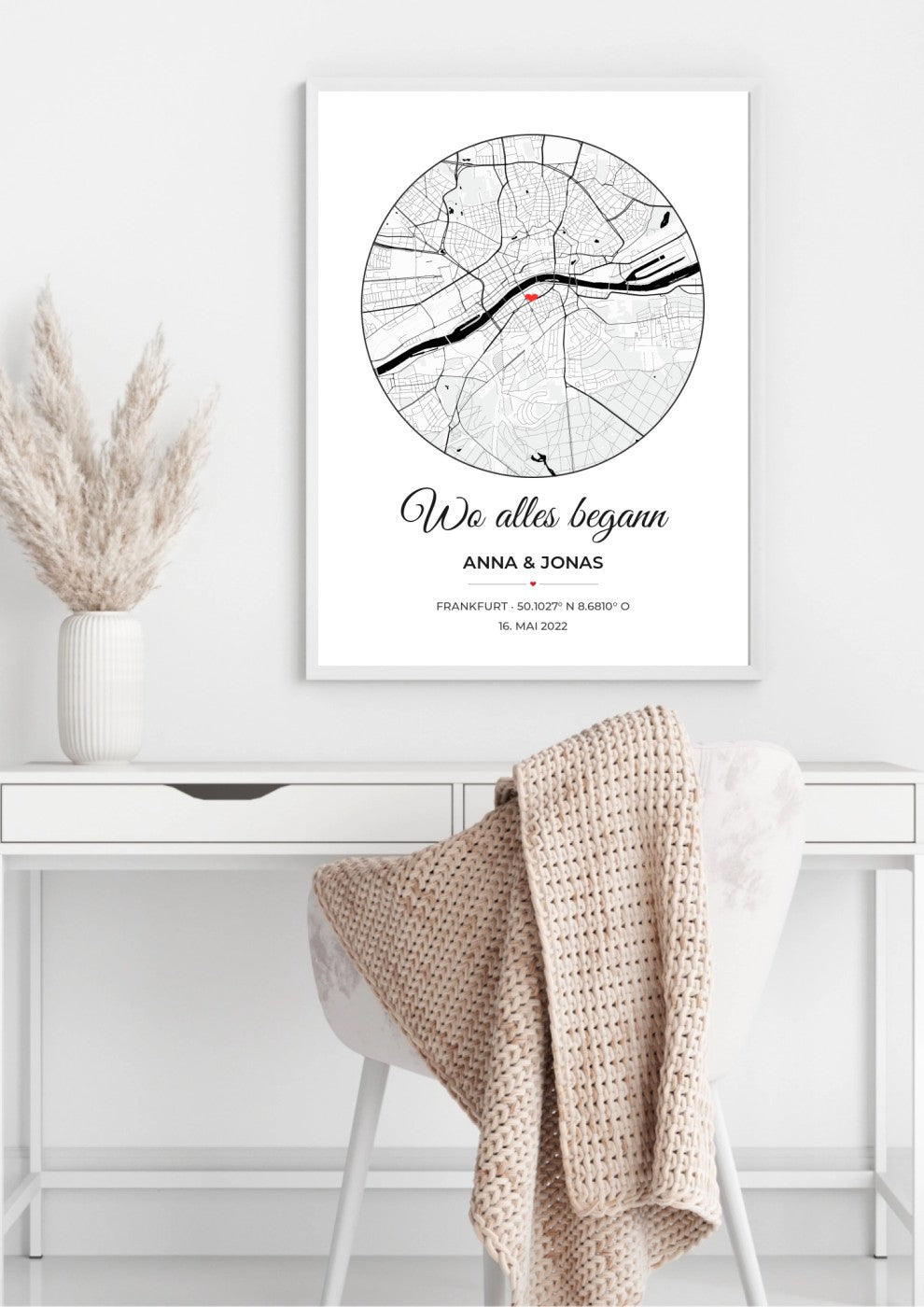 Wo alles begann Poster mit Stadtkarte im Kreis, im weißen Rahmen über dem Schreibtisch
