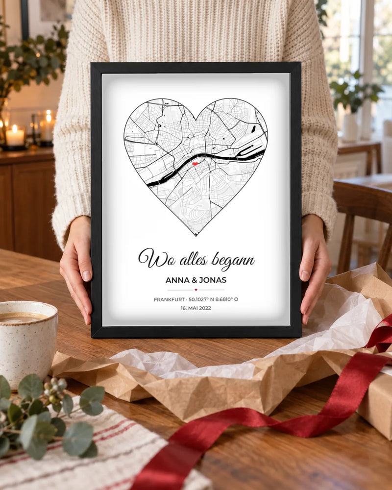 Personalisiertes Wo alles begann Poster als Geschenk ausgepackt, in den Händen gehalten