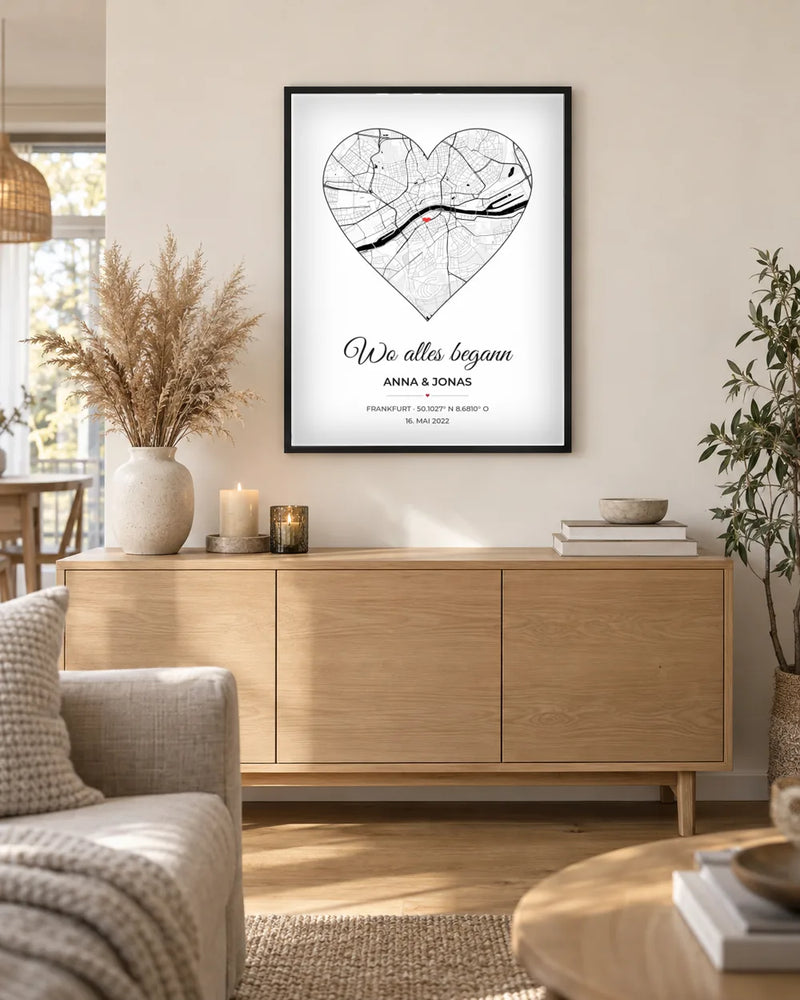 Wo alles begann Poster mit Herz-Karte im schwarzen Rahmen über einem Sideboard im Wohnzimmer